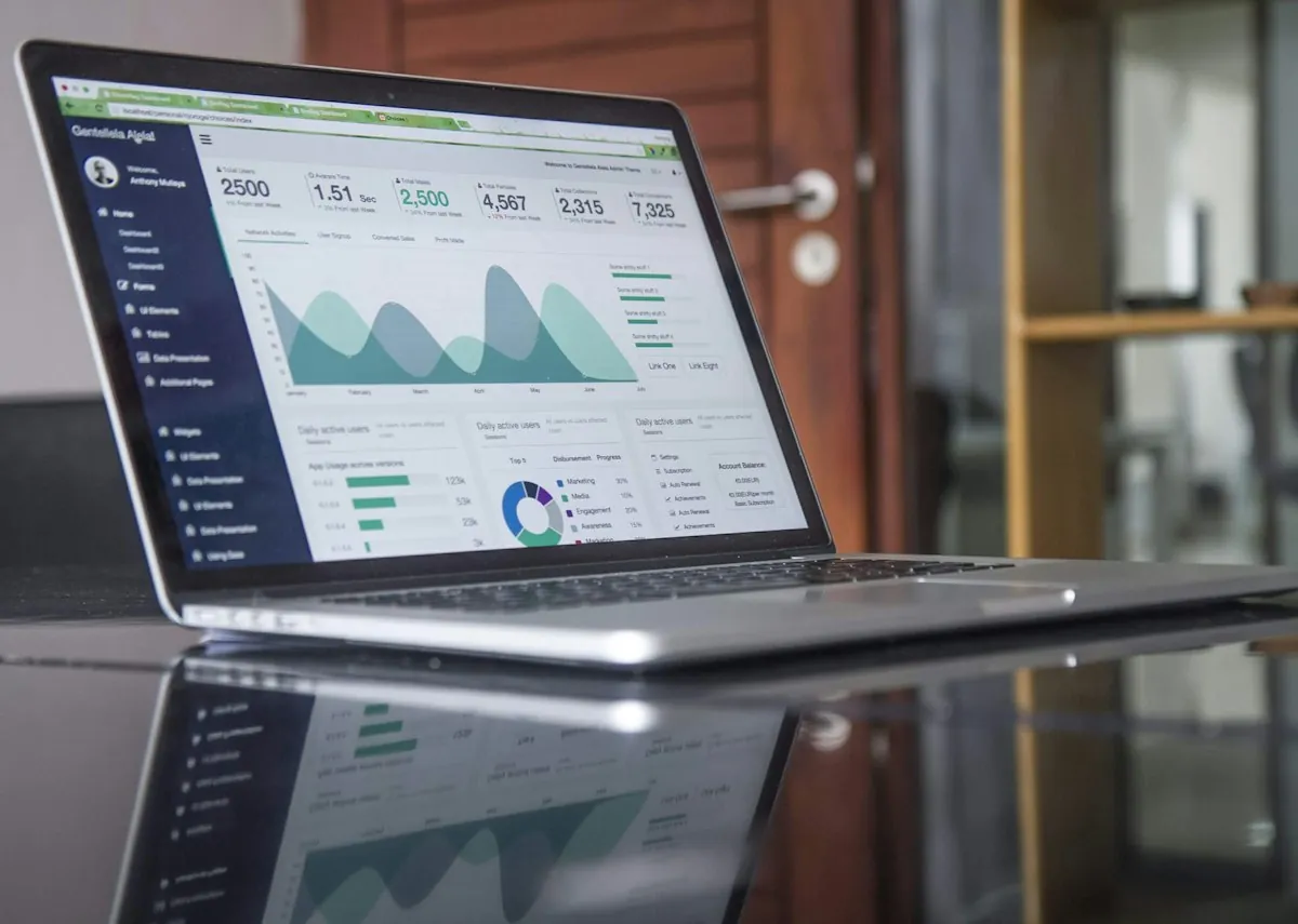 Laptop-Bildschirm mit Website-Statistiken und Daten — Symbol für einen fertigen Website-Entwurf