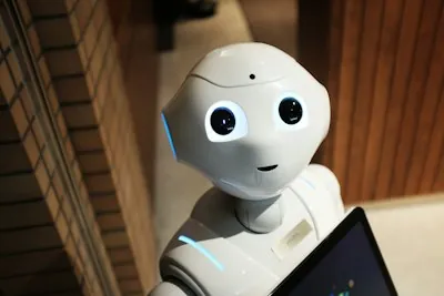 Roboter-Hand neben Laptop