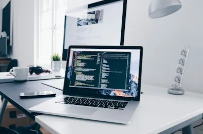 Laptop mit Code-Editor geöffnet