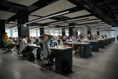 Team arbeitet an digitalem Projekt