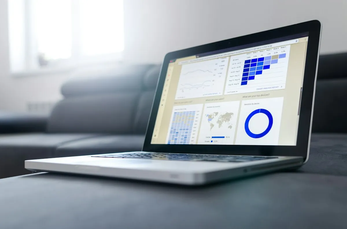 Bildschirm mit Datenvisualisierung und Suchdaten — symbolisch für SEO-Analyse