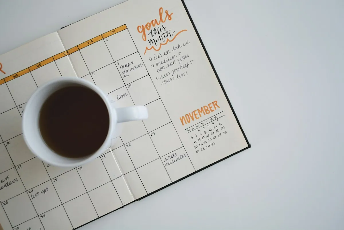 Kalender und Uhr auf einem Schreibtisch — SEO braucht Zeit und einen klaren Zeitplan