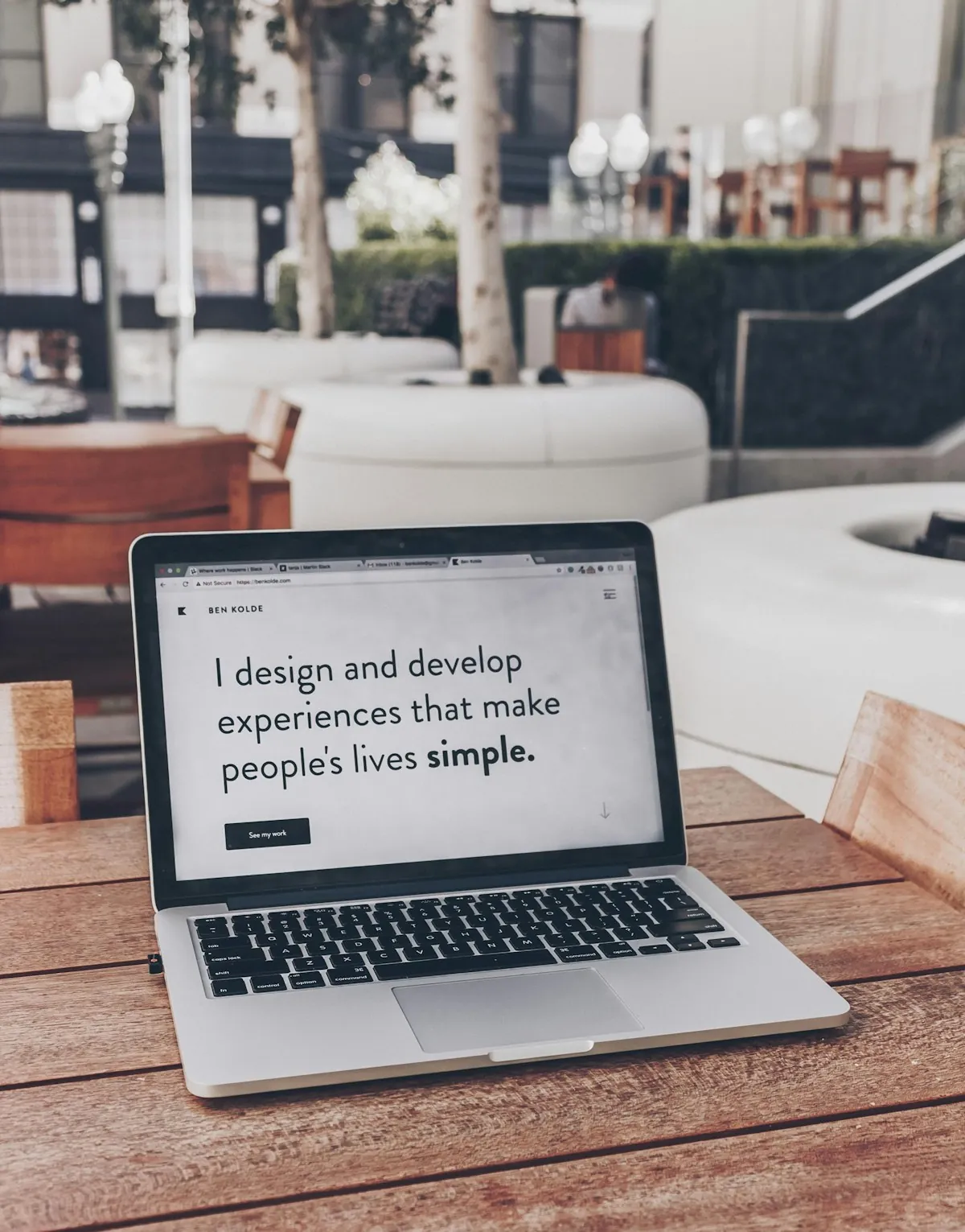 Designer arbeitet an Website-Layout auf Laptop — Redesign-Planung