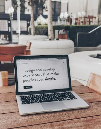 Designer arbeitet an Website-Layout