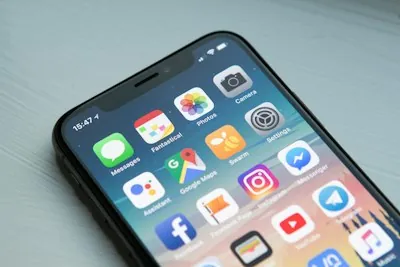Smartphone zeigt mobile Website-Ansicht