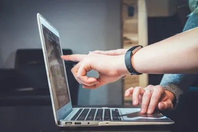 Laptop mit Bewertungen auf dem Bildschirm