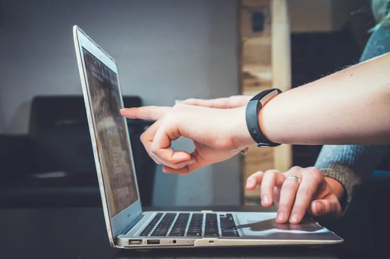 Person nutzt Smartphone für Online-Bewertung — Sterne-Rating auf dem Display