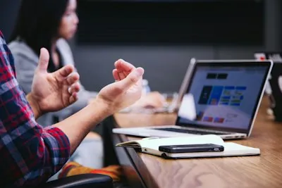 Arbeitsplatz mit Laptop in hellem Büro