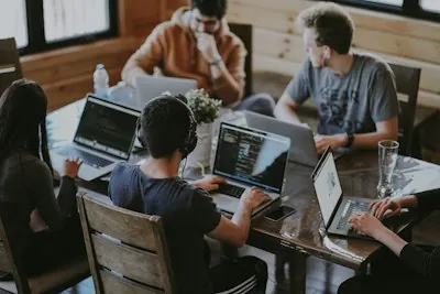 Team arbeitet gemeinsam an einem Website-Projekt im Büro