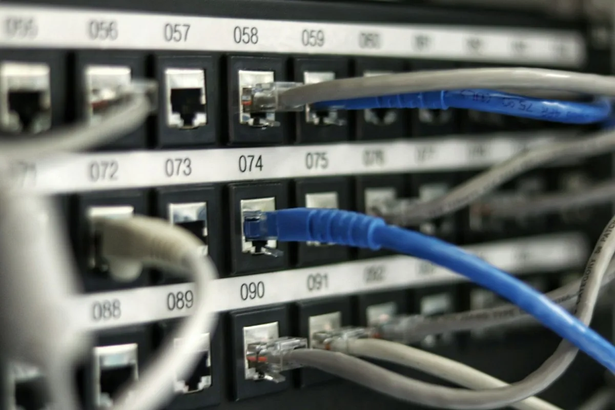Externe Festplatte neben einem Laptop — Datensicherung