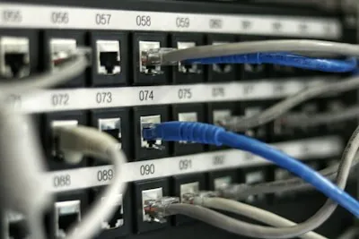 Netzwerk-Switch mit leuchtenden Verbindungen