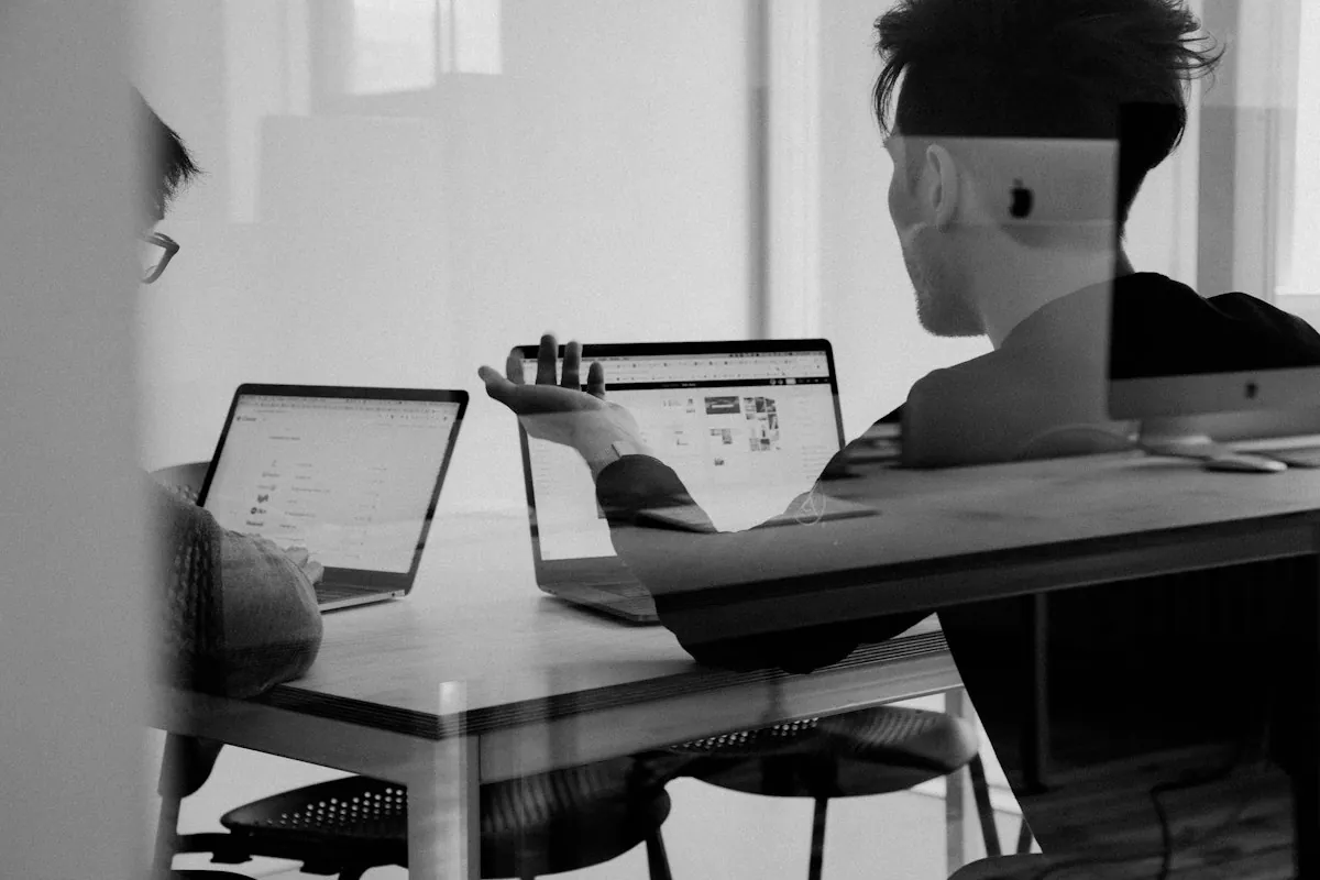 Team bespricht Website-Projekt an einem Whiteboard mit Post-its und Wireframes