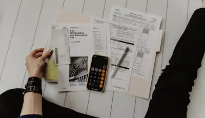 Taschenrechner und Notizblock auf Schreibtisch