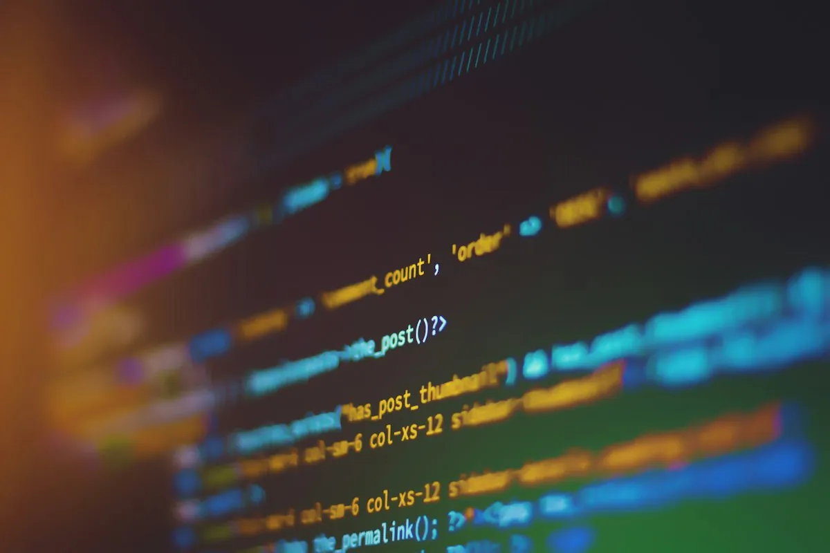 Code auf einem Bildschirm: AuthCode für den Domain-Transfer anfordern