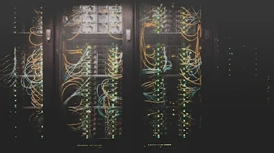 Server-Raum mit Netzwerkkabeln