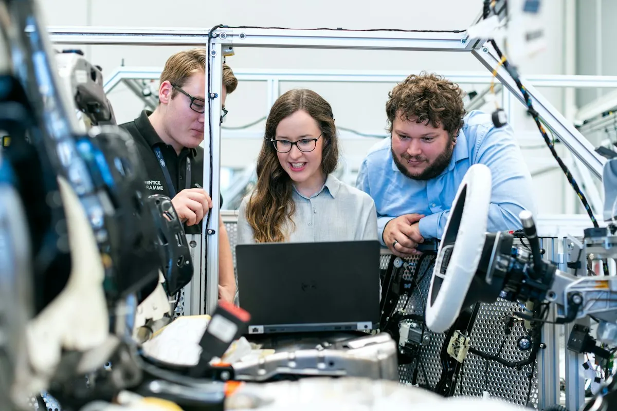 Drei Ingenieure prüfen gemeinsam eine Konstruktion am Laptop — B2B-Einkauf beginnt heute digital