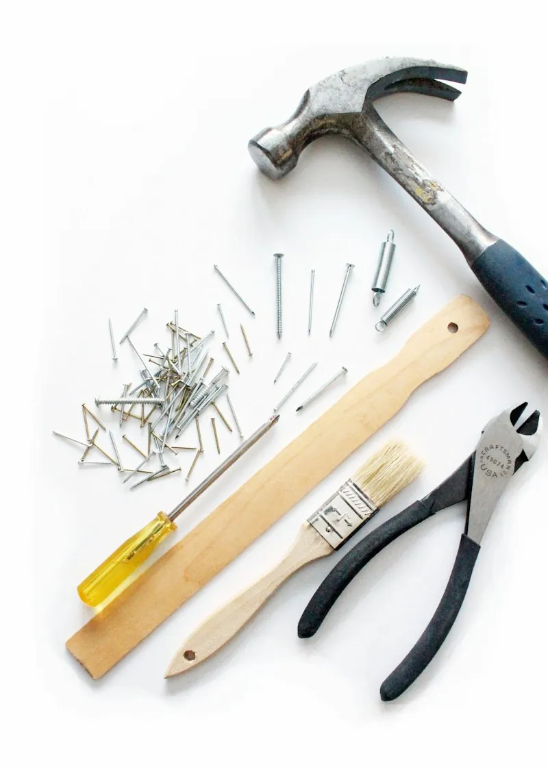 Handwerker bei der Renovierung eines Raumes