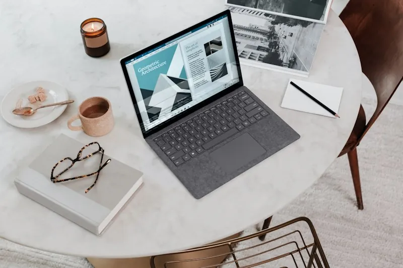 Hände auf einer Tastatur — Tastaturnavigation ist ein Kernaspekt der Barrierefreiheit