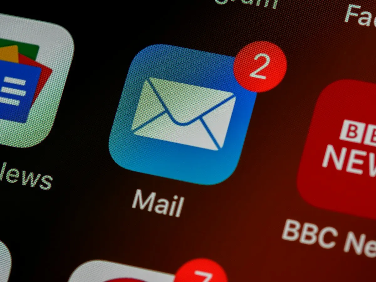 E-Mail-Symbol auf Smartphone-Bildschirm — geschäftliche E-Mail einrichten
