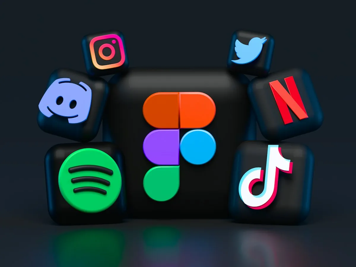 Social-Media-Apps auf einem Smartphone — Instagram, Facebook, Twitter als Marketing-Kanäle