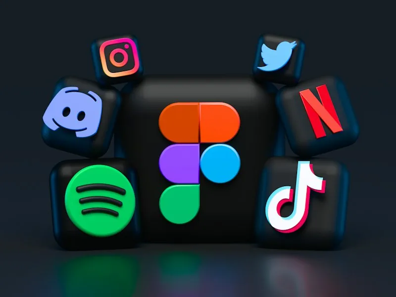 Smartphone zeigt Social-Media-Apps — Instagram, Facebook und weitere Plattformen