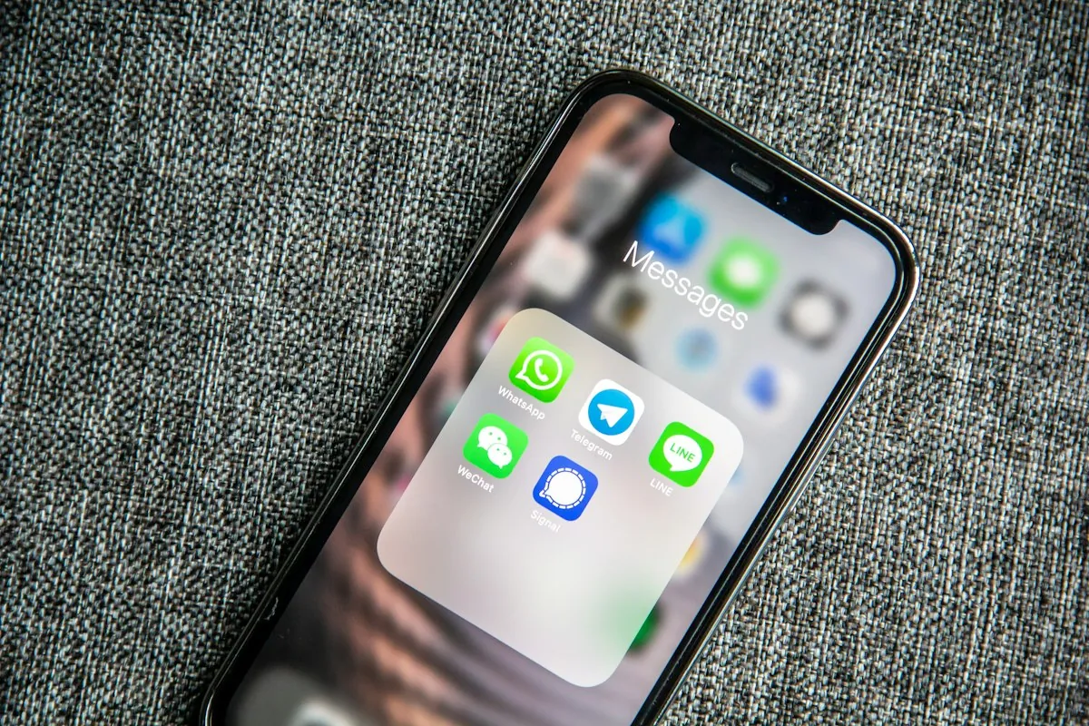 Smartphone mit WhatsApp auf einem Schreibtisch