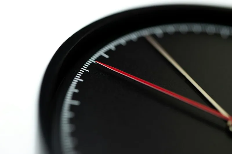 Schwarze Uhr — jede Sekunde Ladezeit kostet Besucher